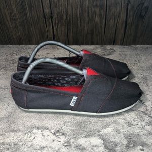 TOMS “Audi” Slip Ons Dark Gray/Red Womens Size 9